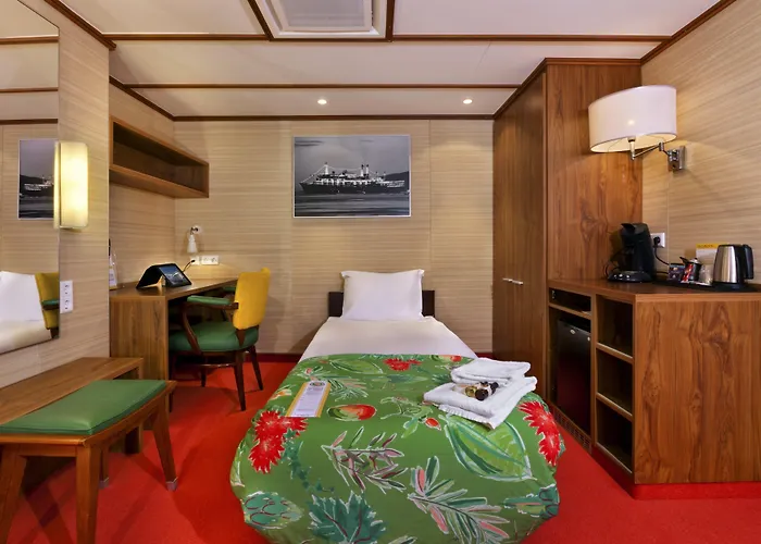 Ss By Westcord Hotel 4*