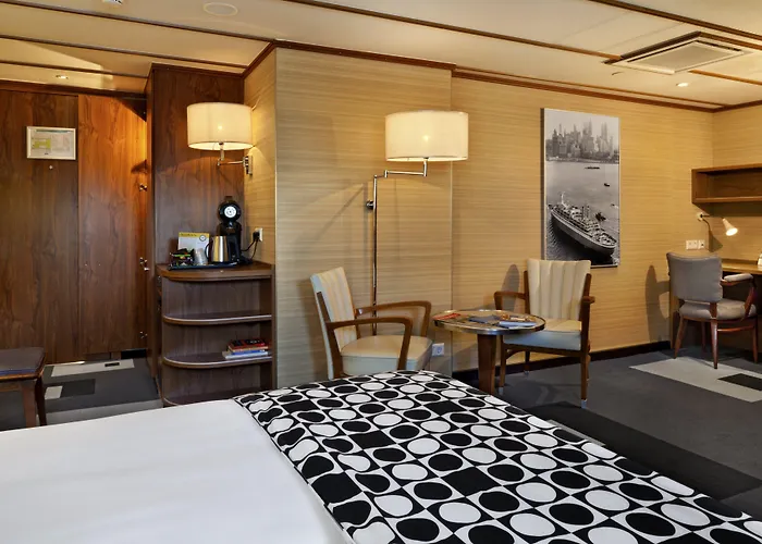 Ss By Westcord Hotel