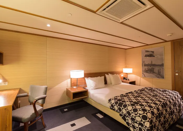 Ss By Westcord Hotel